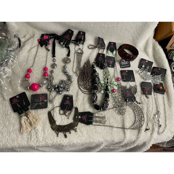 paparazzi Jewelry - Paparazzi Jewelry Lot 12 (24pcsNecklace/earring Sets, 5 Earrings, 1 Bracelet NEW